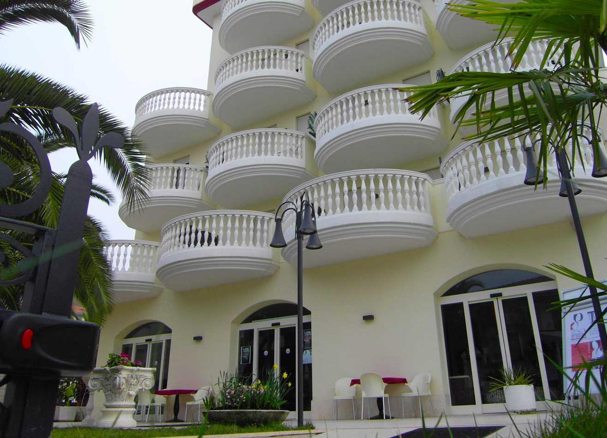 Hotel Eva Алба Адриатика Екстериор снимка