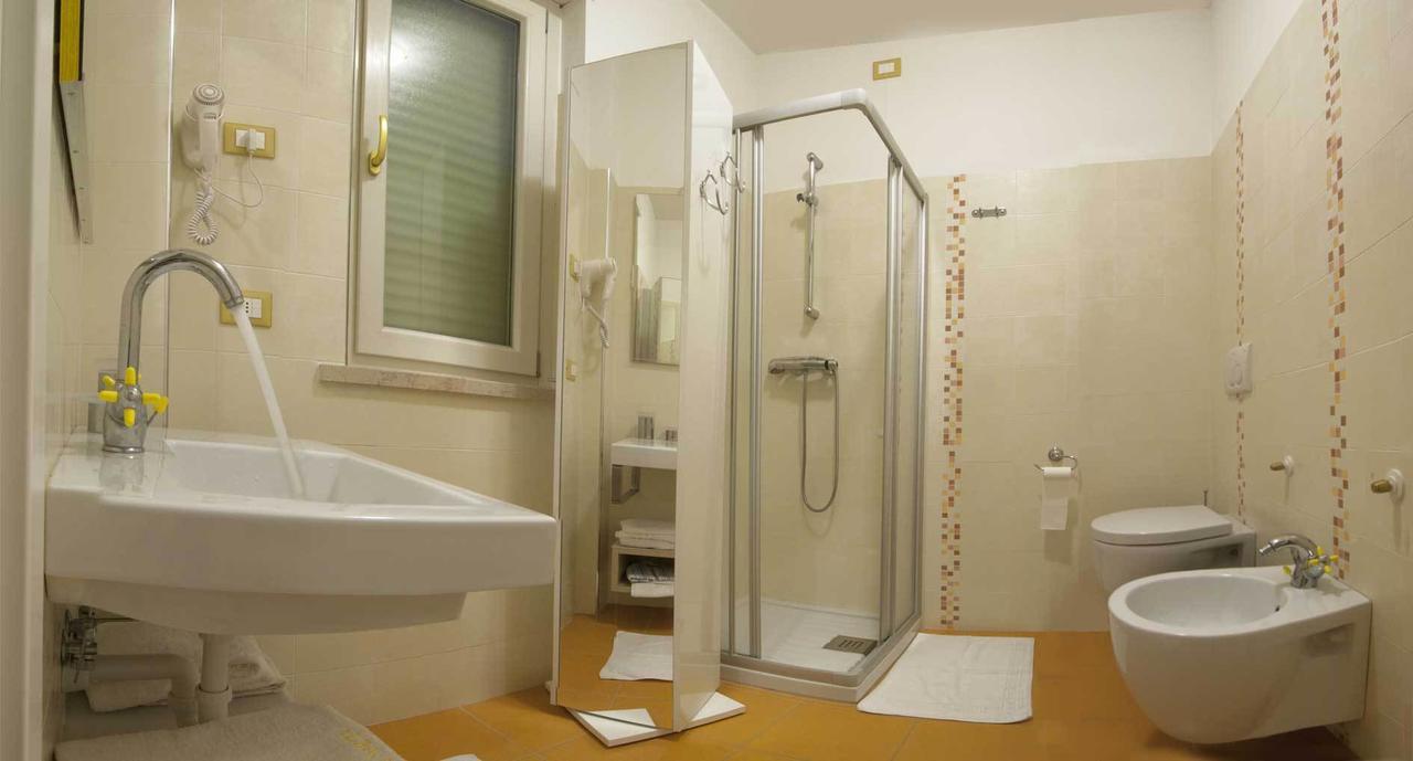 Hotel Eva Алба Адриатика Екстериор снимка