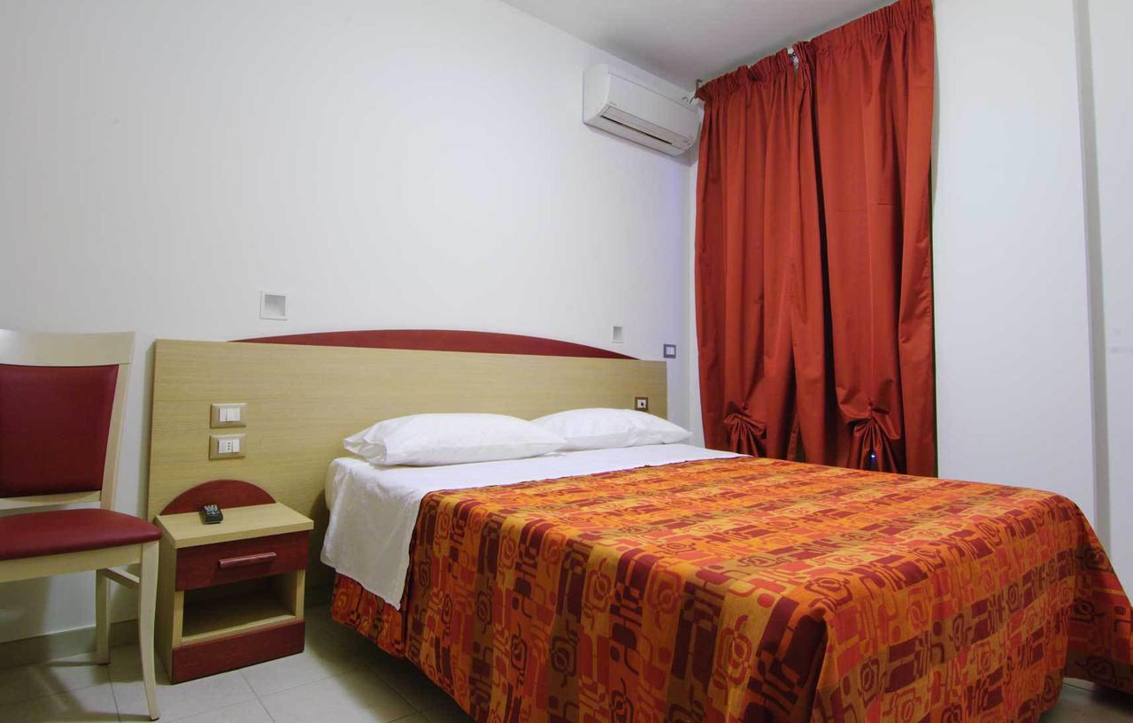 Hotel Eva Алба Адриатика Екстериор снимка